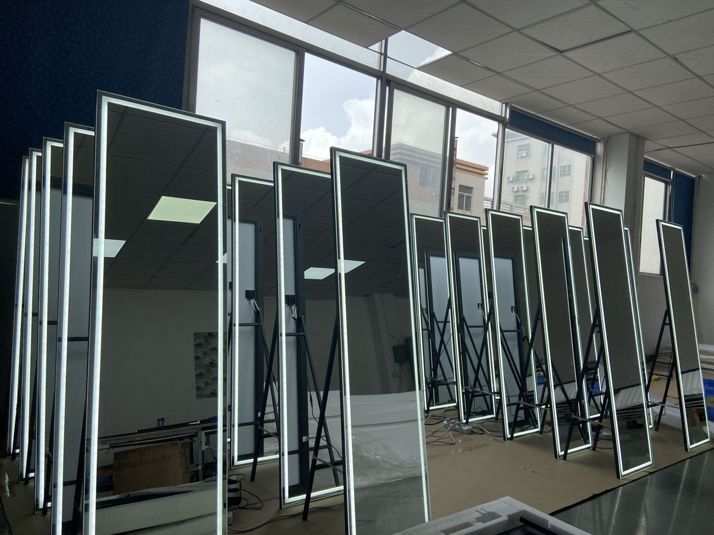Tianci Hongye factory — LED full-length mirrors powered on in batches